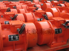 YZS振動(dòng)電機(jī)：加裝防護(hù)外殼，密封性強(qiáng)不易損壞。