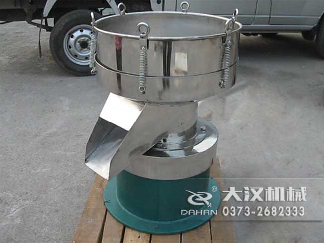涂料振動篩由：框體，振動斗，出料口，振動電機底座等部件組成