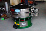 800型單層三次元振動(dòng)篩，產(chǎn)量可達(dá)800kg/h。