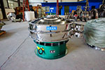 1200型三次元振動(dòng)篩，產(chǎn)量可達(dá)2100kg/h。